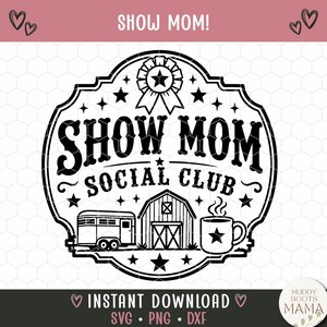 Op de afbeelding: Een zwart-wit digitaal grafisch ontwerp met de tekst SHOW MOM SOCIAL CLUB in een decoratief kader. Het ontwerp bevat een prijzenlint, een paardentrailer, een schuur en een koffiemok met een ster, omringd door kleine sterren en hartjes.