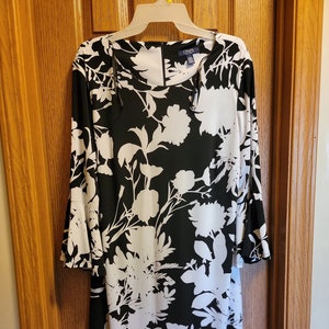 Vestido floral blanco y negro