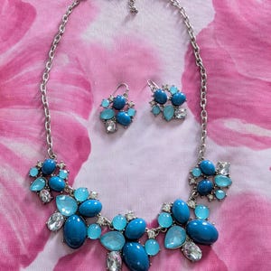 Vintage-set, inkluderar halsband och örhängen. Blå kristaller och cabochoner. Begagnat