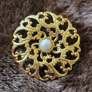 Vintage Jewelery Filigree Round Pin Faux Pearl Cabochon.