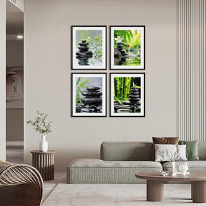 Puede incluir: Conjunto de cuatro impresiones enmarcadas que presentan piedras negras apiladas en una disposición zen, con bambú verde y gotas de agua. Las impresiones están en marcos negros y están dispuestas en un patrón de cuadrícula.