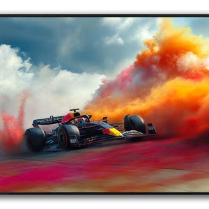 Può includere: Stampa incorniciata di un'auto da corsa di Formula 1 che sfreccia su una pista, lasciando una scia di fumo rosso e arancione vibrante. L'auto è nera, rossa e gialla, su uno sfondo di cielo nuvoloso.