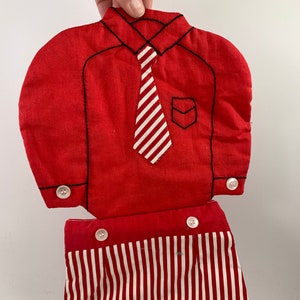 Agarradera decorativa vintage de traje de niño pequeño en rojo y blanco