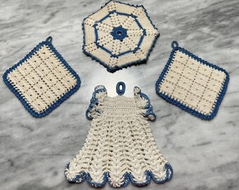 Set von 4 Vintage Hand gehäkelte blau-weiße Topflappen