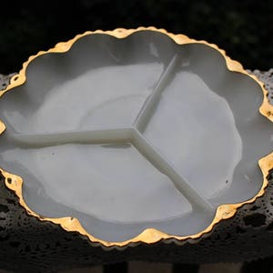 Vintage Fire King/Anchor Hocking plat/plateau à relish en verre de lait blanc divisé avec bordures dorées