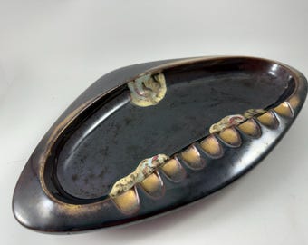 Cenicero vintage de los años 70 con acabado esmaltado tipo goteo estilo retro.