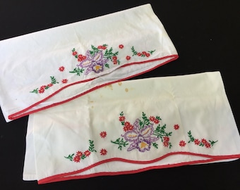 Coppia di federe vintage in cotone bianco con fiori rossi e viola ricamati a mano