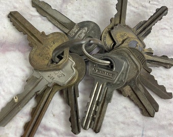 Lot of 13 Vintage Keys Key Destash Altered Art Rusty Junk Journaling