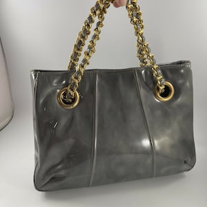 Cartera o bolso vintage de vinilo de charol gris de la década de 1970 con asa de cadena en tono dorado
