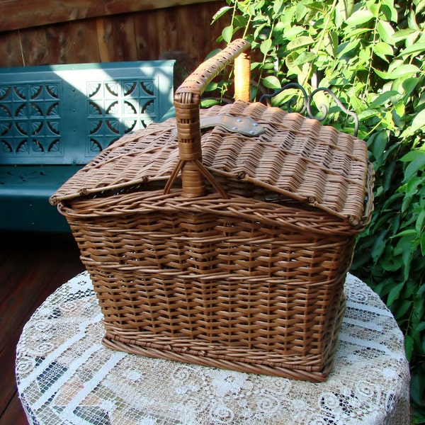 Vintage 1960s Era Wicker Picnic Basket or Purse