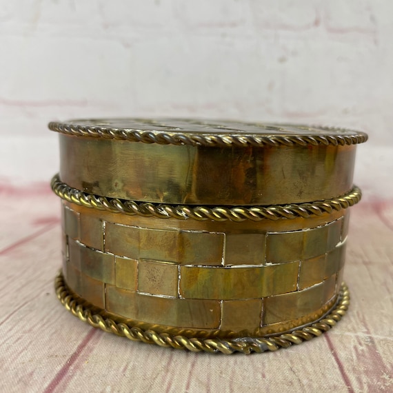 Vintage Round Basket Weave Design Brass Box Jewel… - image 3