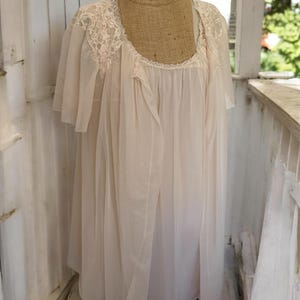 Conjunto de camisola e penhoar vintage feminino Vanity Fair tamanho médio blush ou pêssego, 2 peças, em nylon