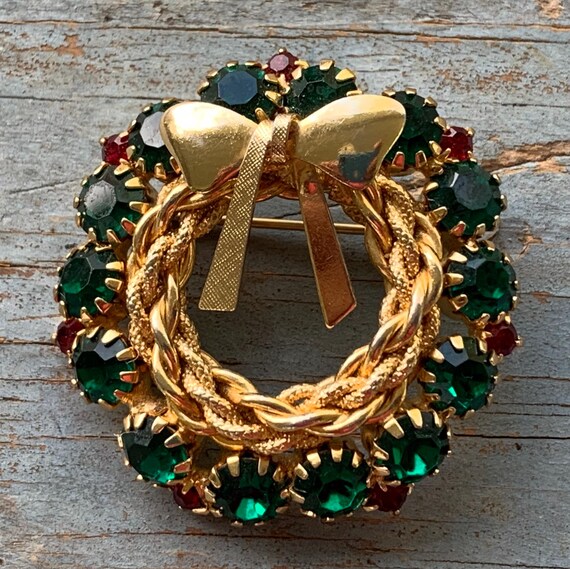 wreath brooch pin