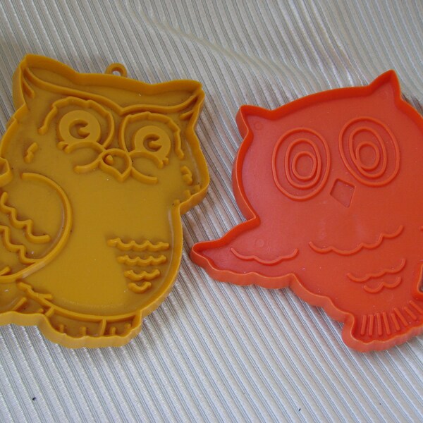 2 Vintage Hallmark Plastic Owl Cookie Cutters Halloween