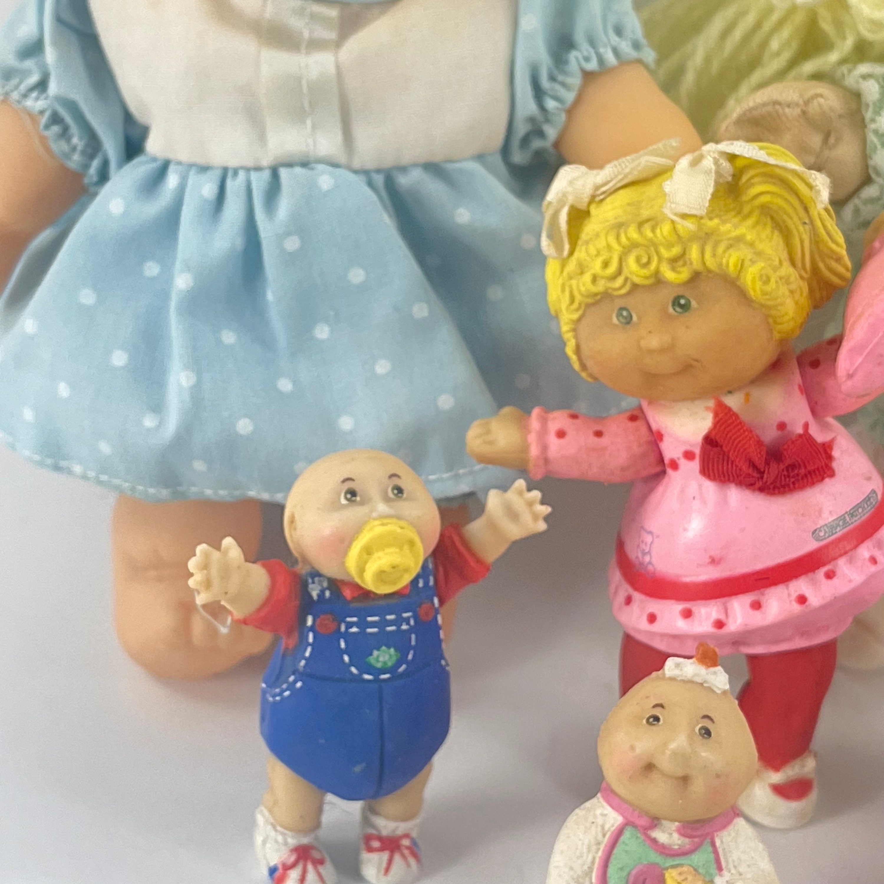 ヴィンテージの小さなキャベツ畑人形のフィギュアがたくさん
