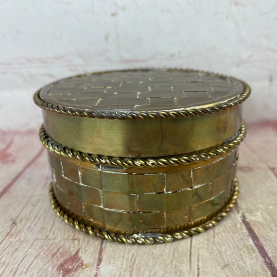 Vintage Round Basket Weave Design Brass Box Jewel… - image 10