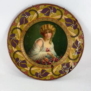 Assiette ancienne en métal avec lithographie pour femme victorienne