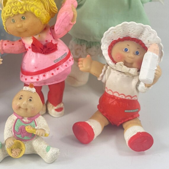 ヴィンテージの小さなキャベツ畑人形のフィギュアがたくさん