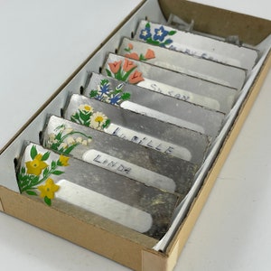 Juego de 7 tarjetas de lugar con espejo de la época de 1950 con flores pintadas a mano
