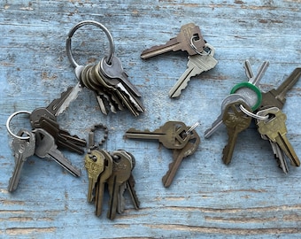 Lot of 31 Vintage Keys Key Destash Altered Art Most Are Brass