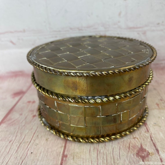 Vintage Round Basket Weave Design Brass Box Jewel… - image 2