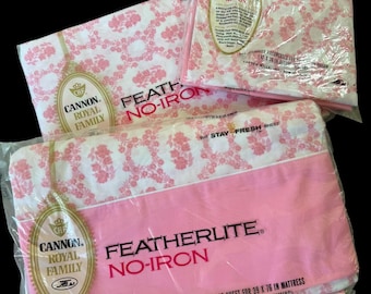 Vintage NIP Cannon Royal Family FEATHERLITE Strykfri rosa blommig dubbelsäng med lakan i Cameo Rose-mönster