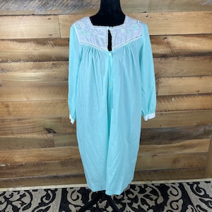 Vintage Ladies’ Size Medium Integral Brand Jadeite Green & White Poly Cotton Blend Robe With White Lace, Cutwork Embroidery and Flowers