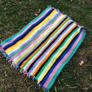 Vintage Hand Crochet Yellow, blue, Pink, Black y Gold Stripe Afghan/Lap Throw with Fringe imagen 3