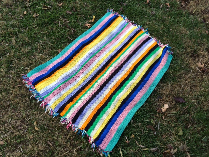 Vintage Hand Crochet Yellow, blue, Pink, Black y Gold Stripe Afghan/Lap Throw with Fringe imagen 3