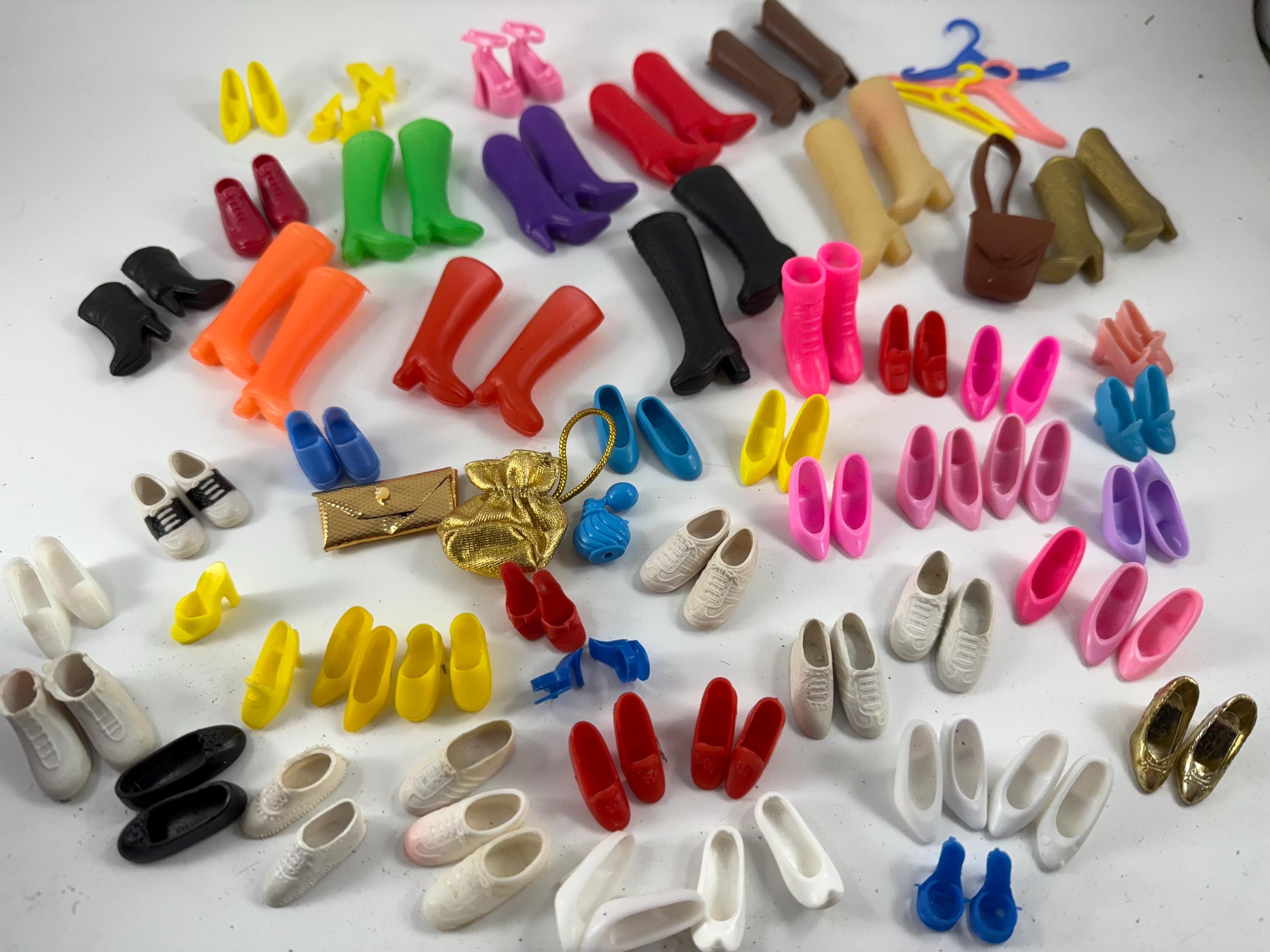 POUPEE BARBIE / PAIRE DE CHAUSSURES : BOTTES, ESCARPINS ....... (1370