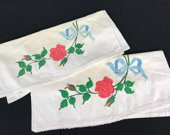 Coppia di federe vintage in cotone bianco con rose ricamate a mano e bordino bianco all'uncinetto