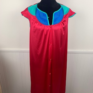 Vintage Ladies&#39; Size Small Vanity Fair Vermelho, Azul e Verde Nylon Manga Curta Robe ou Casaco