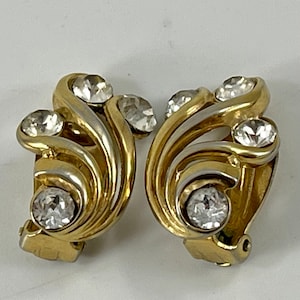 Pendientes de clip con diamantes de imitación y tono dorado firmados por Trifari, de diseño vintage