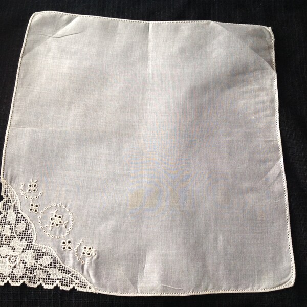 Vintage White on White Ladies' Linen Hankie/Handkerchief with Embroidery Flowers, Lace, and Cutwork