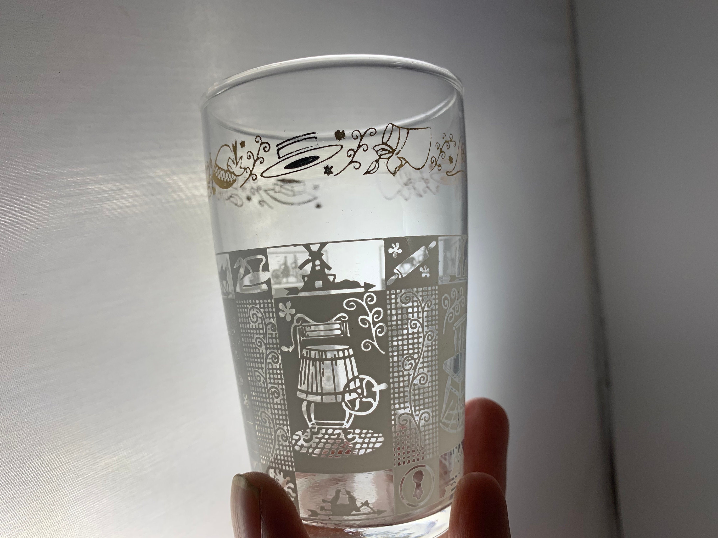 ヴィンテージ SWANKY SWIG 1950 年代のジュース グラス、白と金の 