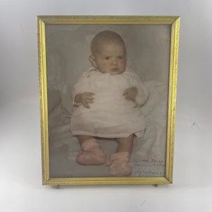 Marco de fotos vintage de metal dorado de 8 x 10 con foto de un bebé viejo