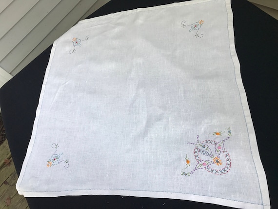 ヴィンテージホワイトの手刺繍ランチョンクロスまたはテーブルクロス