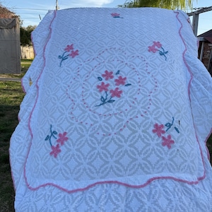 Cubrecama vintage de chenilla con estampado floral rosa y blanco