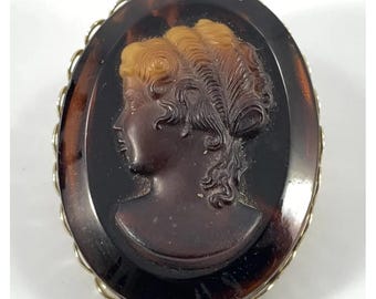 Broche o alfiler vintage de camafeo de cristal ámbar de la década de 1960.