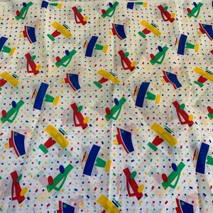 1 1/2 werven vintage wit met rode, groene, gele en blauwe vliegtuigen, boten en auto's geometrische print katoenmix