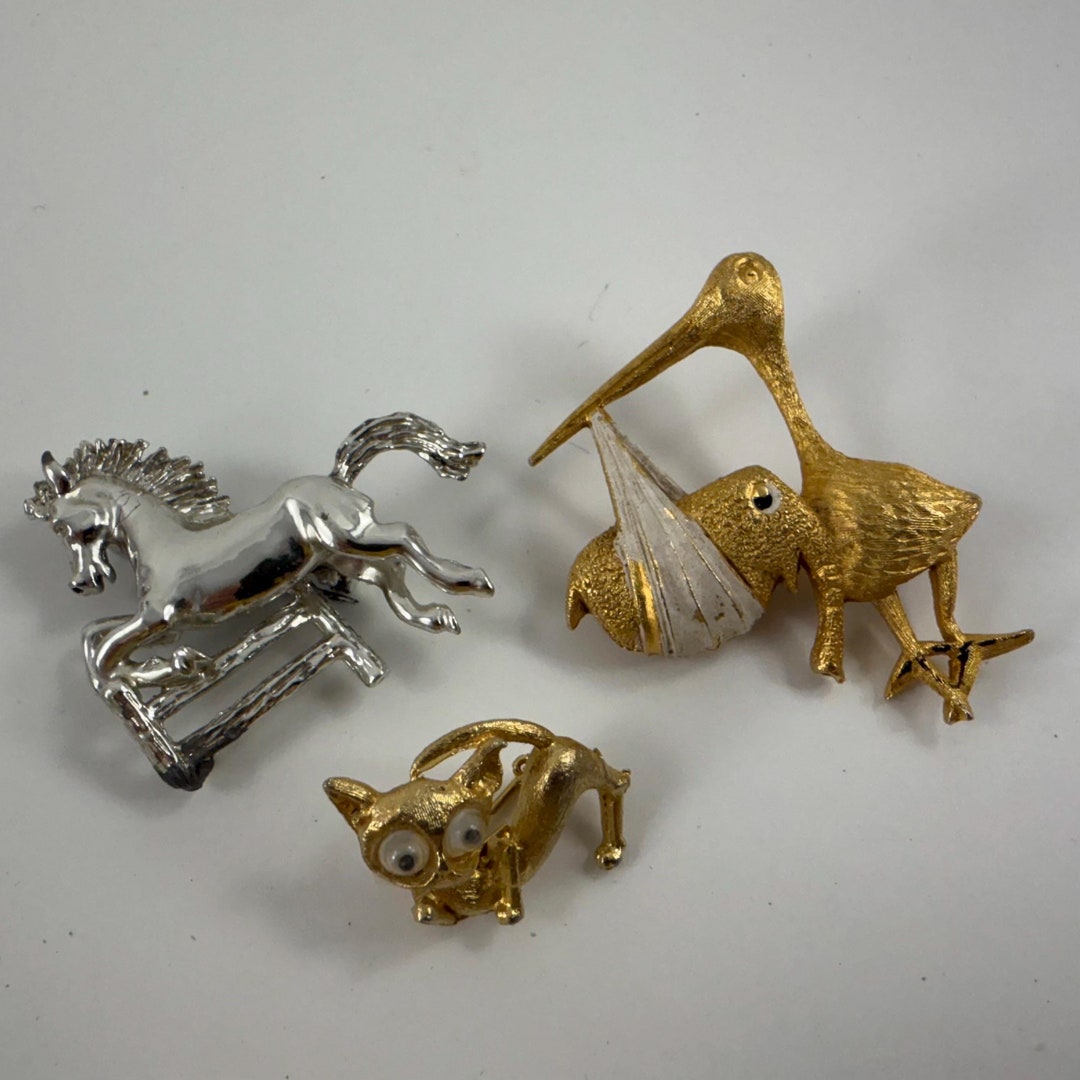 ヴィンテージの小さなブローチまたはラペルピン 3 個セット 動物 馬