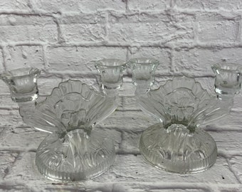 Coppia di portacandele doppi vintage in vetro trasparente stile Depression Glass con decorazione a spina di pesce e iris.