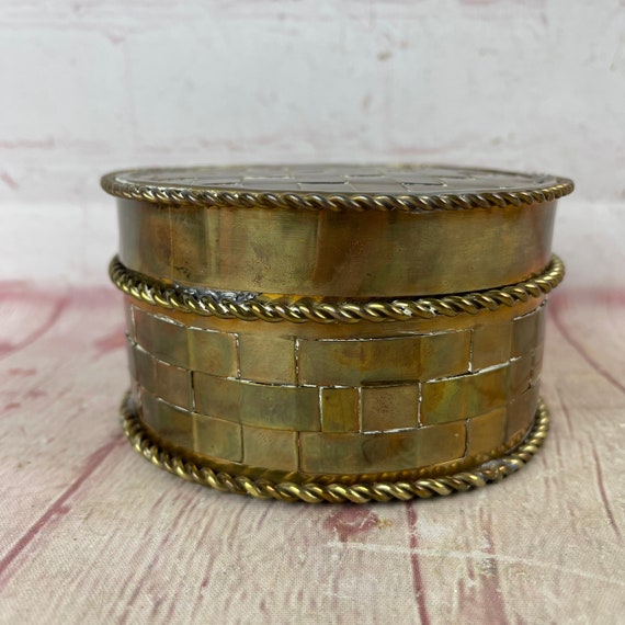 Vintage Round Basket Weave Design Brass Box Jewel… - image 6