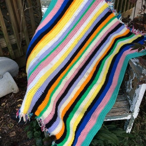 Vintage Hand Crochet Yellow, blue, Pink, Black y Gold Stripe Afghan/Lap Throw with Fringe imagen 1