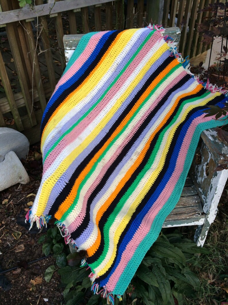 Vintage Hand Crochet Yellow, blue, Pink, Black y Gold Stripe Afghan/Lap Throw with Fringe imagen 1