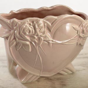 Jarrón vintage Nelson McCoy en forma de corazón con color rosa melocotón