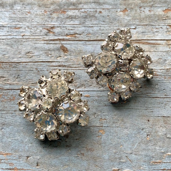 Paire De Boucles D'oreilles Vintage Clips - Argenté Avec Strass Irisé - État Bon Usage - Sans Marque