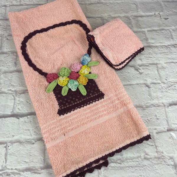 Serviette de bain Cannon vintage et gant de toilette avec panier de fleurs au crochet et garniture au crochet