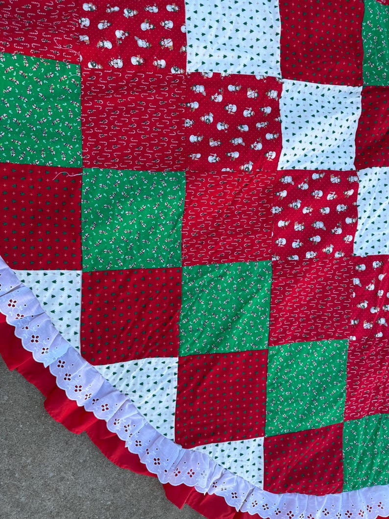 Circle Ruffle Pattern Vintage Patchwork Christmas Tree Skirt With Ruffled Edge and Eyelet ...
