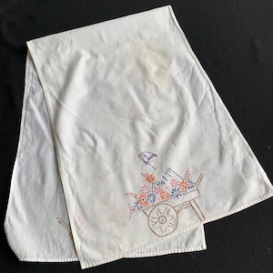 Vintage Weißer Baumwollmischgewebe Tischläufer mit Handstickerei Lady und Blumenwagen